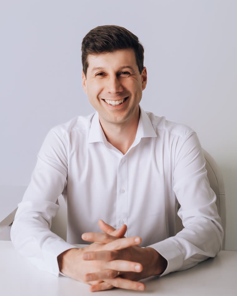Dante Pedrotti, advogado, em atendimento